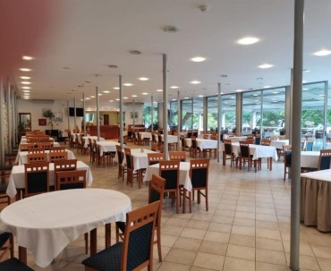 Hotel Brzet sala restauracyjna